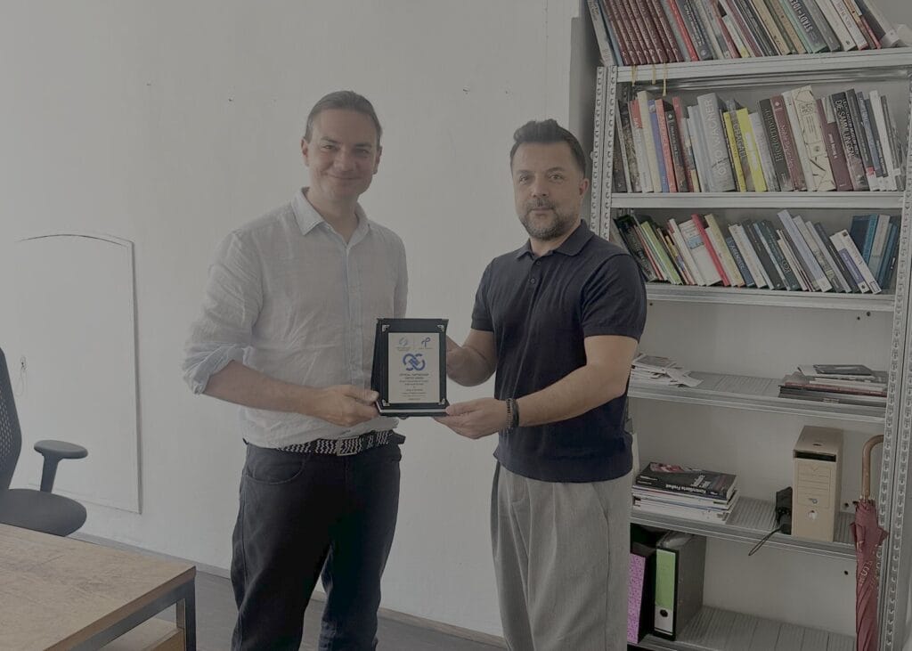 WFTGA President Sebastian Frankenberger and Local & Traveler Co-Founder Engin Ozkaragoz exchanging the Official Partnership plaque in Vienna